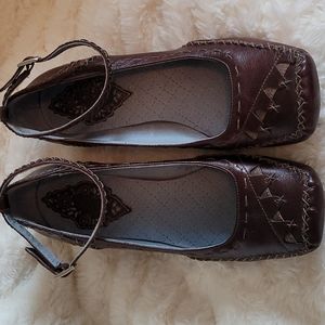 EUC Indigo Mahogany brown heels with Hand tooled leather and stitching Size 7.5